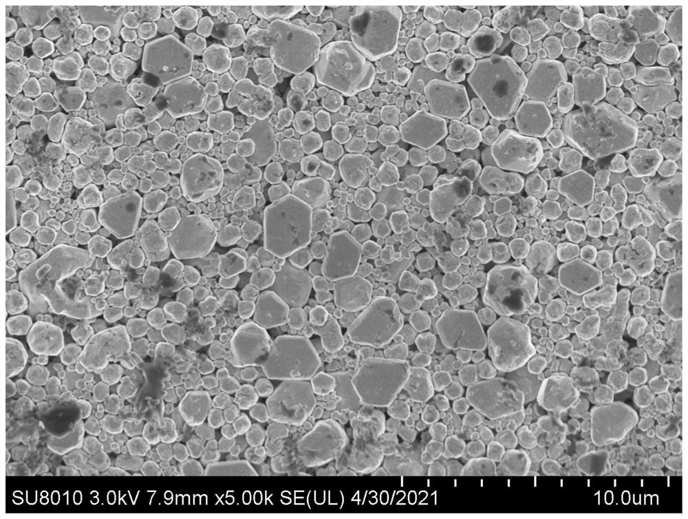 Low-resistivity low-temperature solar silver paste and preparation method thereof