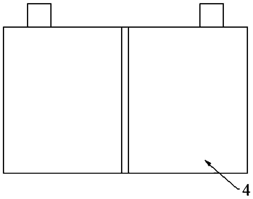 Battery pole piece and method for preventing battery pole piece from curling