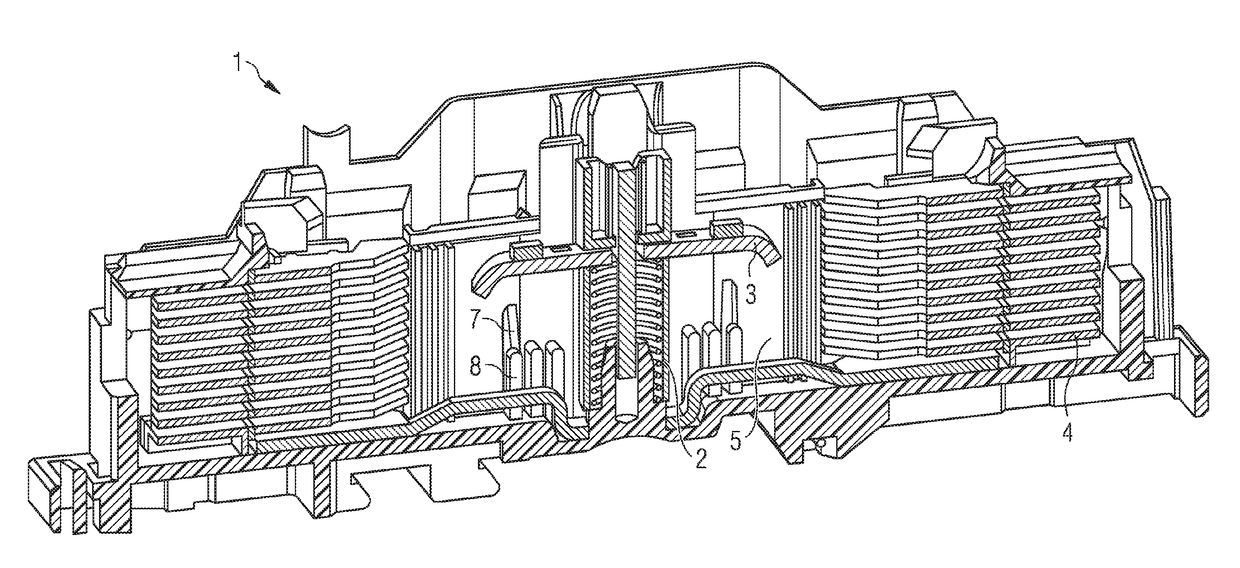 Switching device with improved tripping action in the event of a short circuit