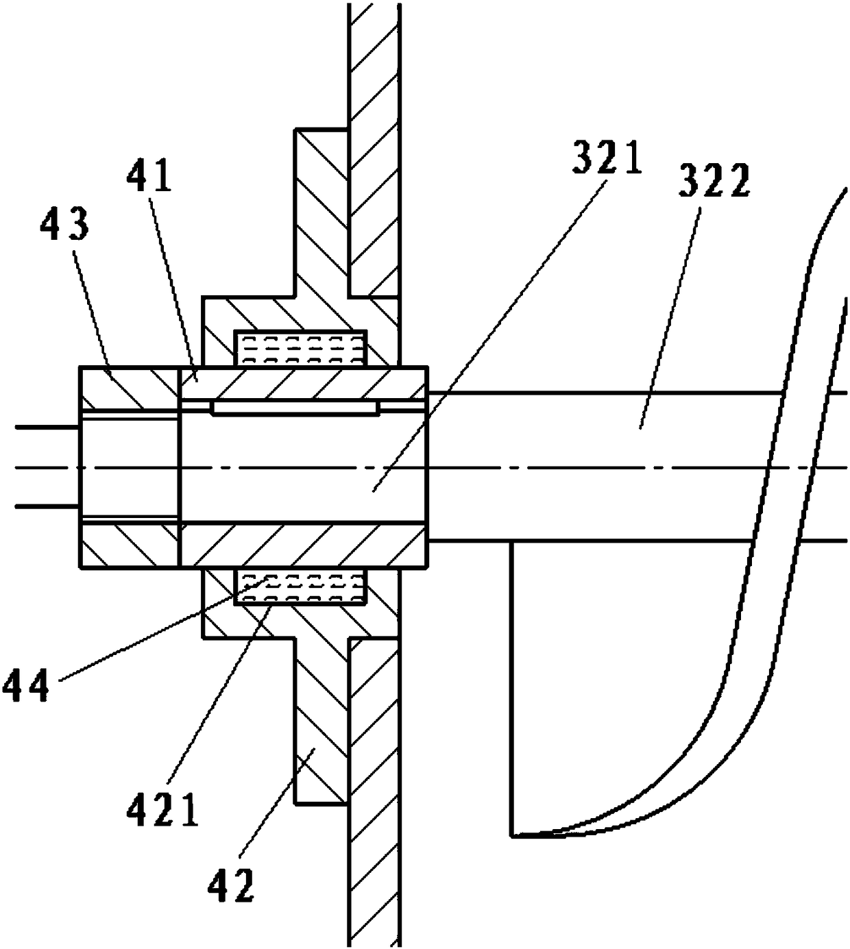 Inter-screen conveying device for dry iron powder