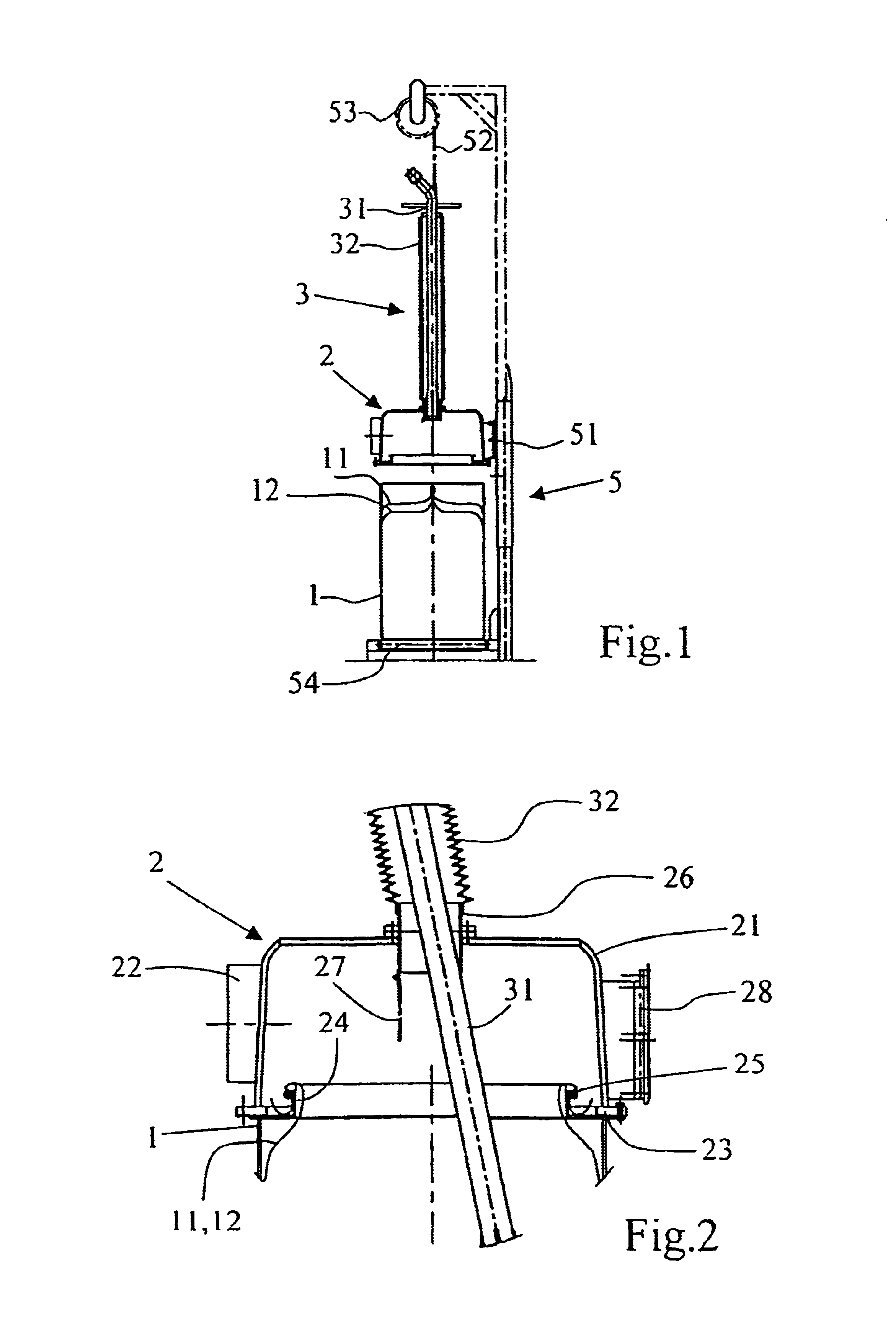 Method and installation for emptying casks