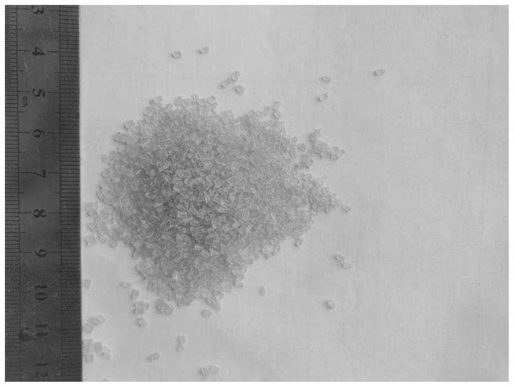 Direct-feeding type waste plastic asphalt modifier and preparation method thereof