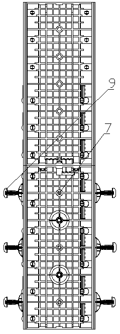 Quickly-clamped building template and concrete pouring device assembled by same