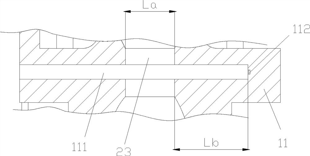 Powder spraying device capable of achieving pressure relief and accurately controlling spraying amount