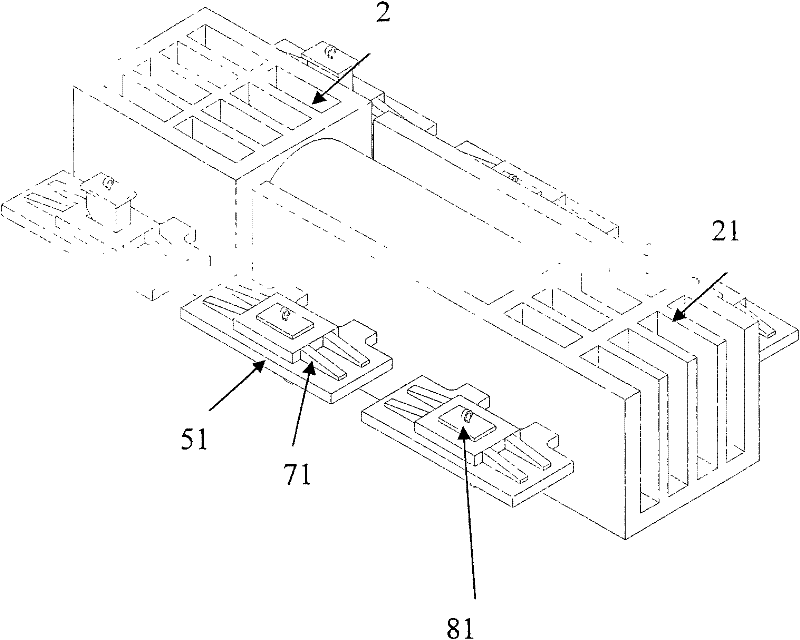 Movable pushing device for sliding launch of large jacket