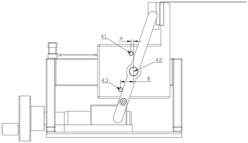 Under-driven tension-controllable net stretching clamp and use method thereof