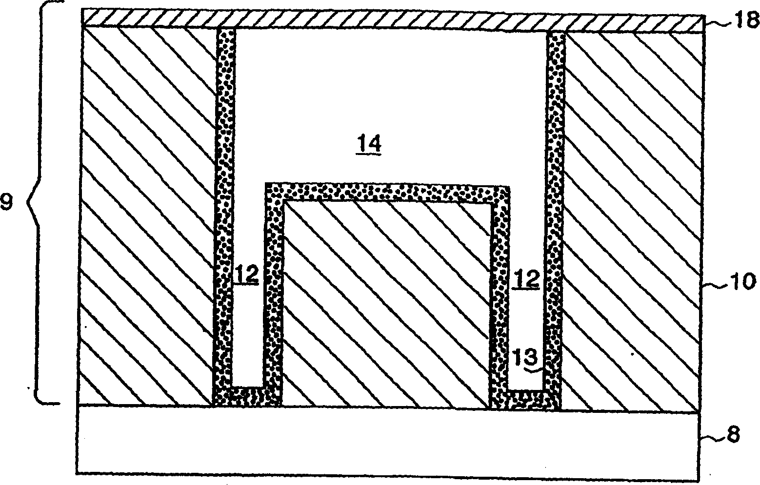 Interconnection structure containing stress regulating covering and its mfg. method