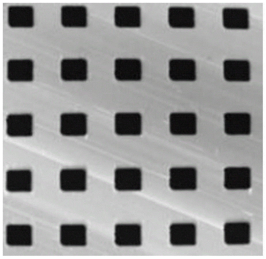 A three-dimensional nano-pitch template and its preparation method