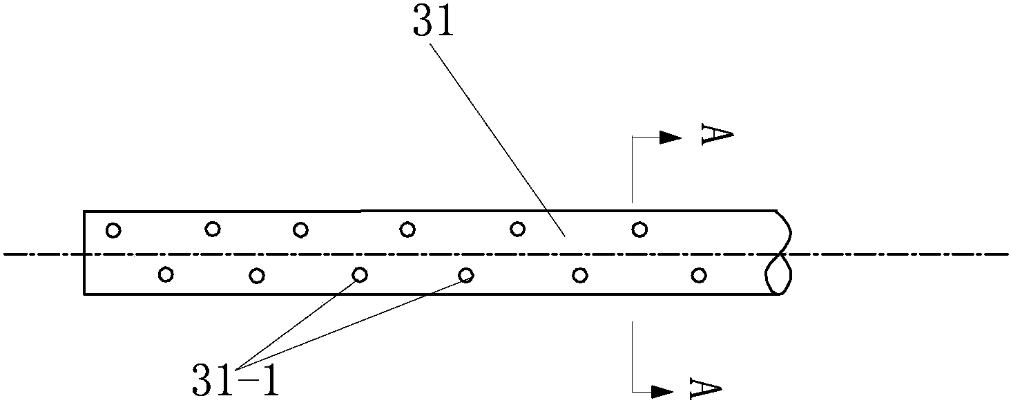 Reactor for continuously leaching valuable metal of electroplating sludge and leaching method thereof