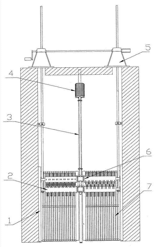 Mobile smash-type grid sewage removing machine