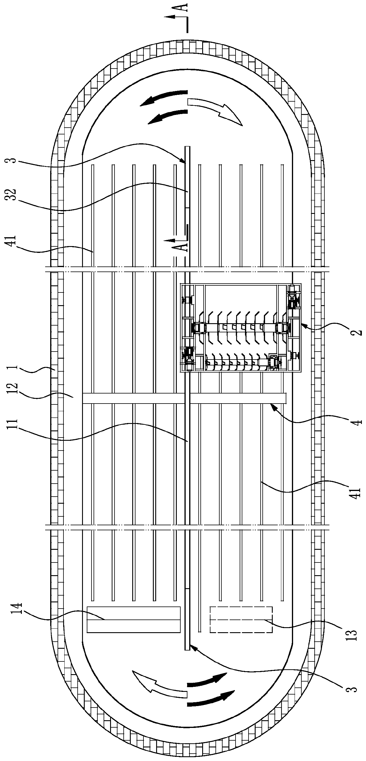 Annular fermentation tank capable of continuously turning and throwing livestock and poultry manure