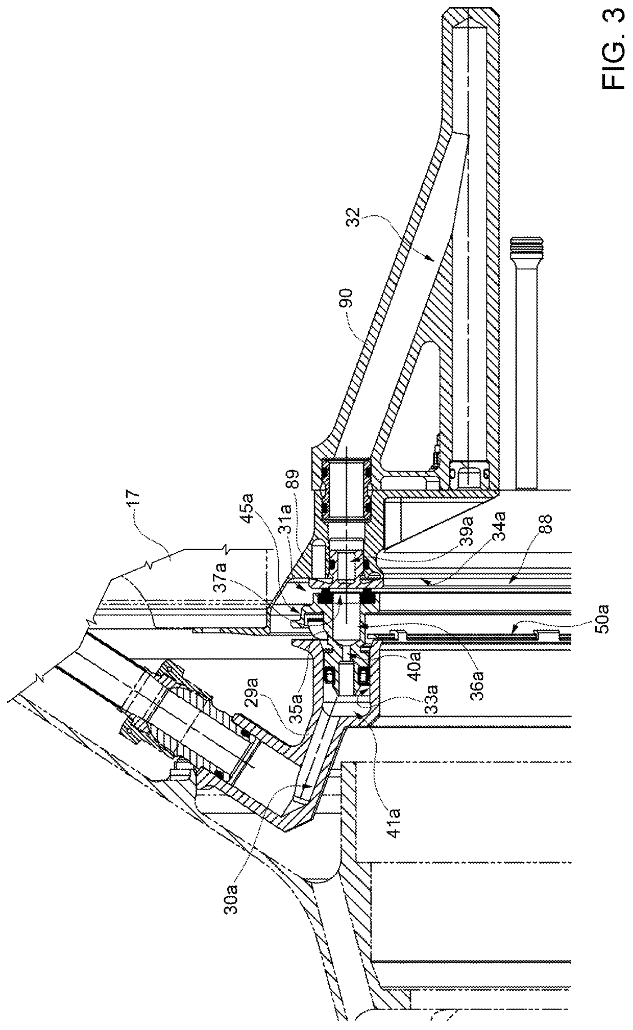 Oil transfer assembly, to let lubricating oil flow from a stationary part to a rotating part, in particular for an epicyclic transmission