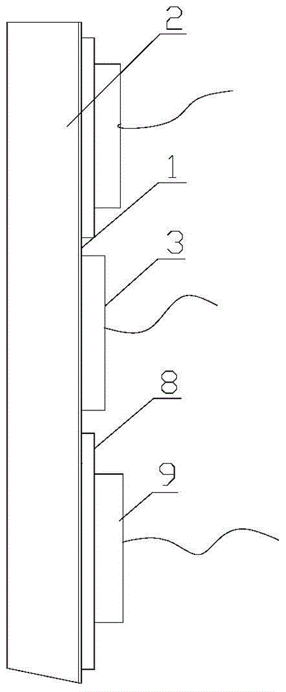 A device and method for distributing loose materials for pelletizing raw materials