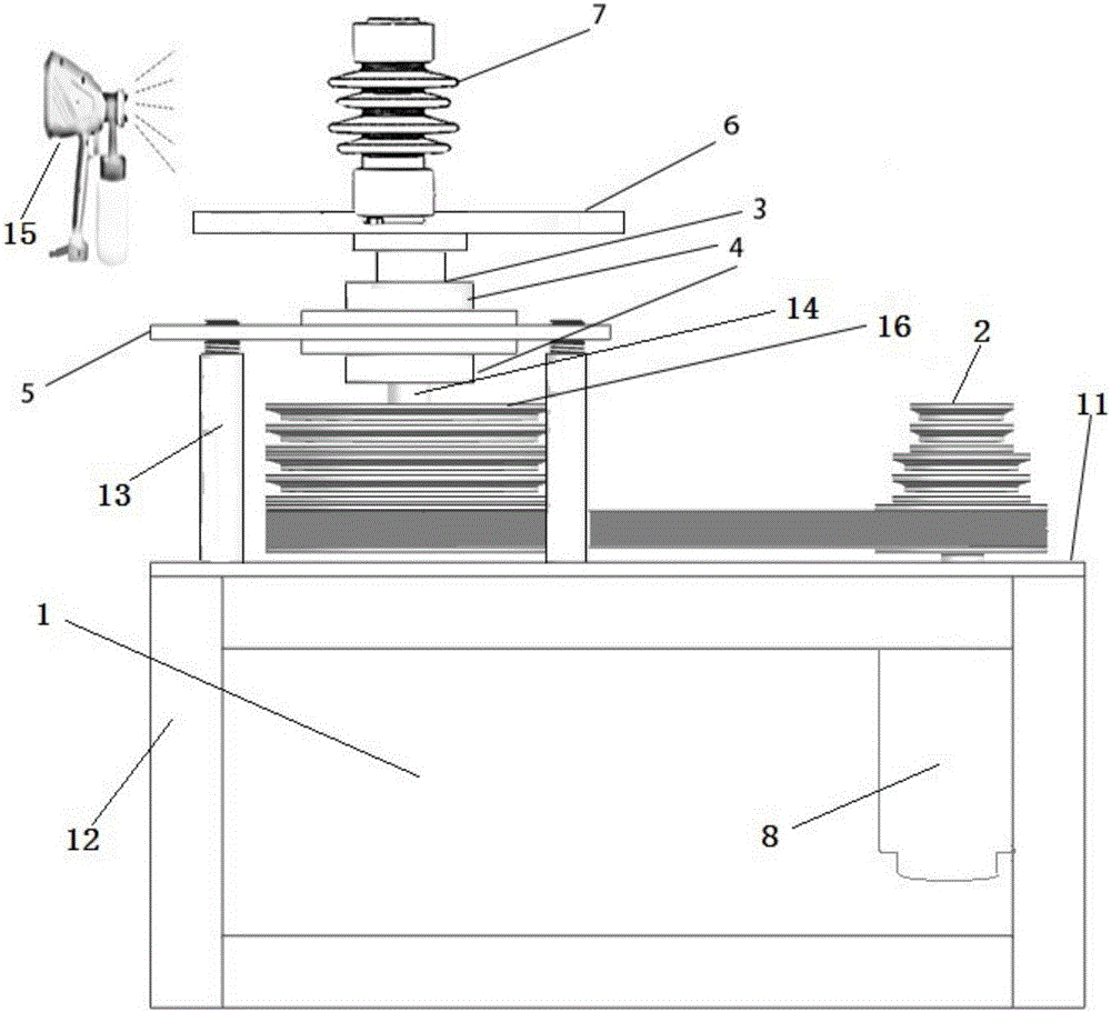 Device for spraying contamination onto surface of insulator uniformly