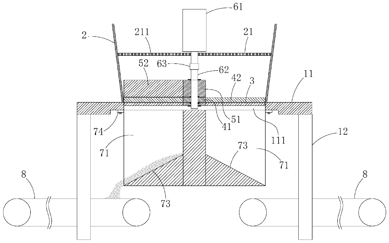 Material distributing device for medicine packaging