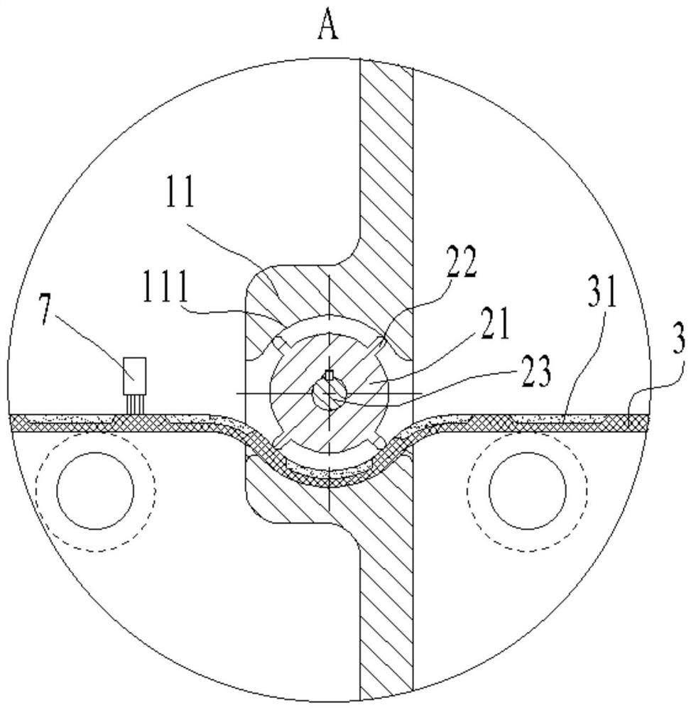 Rapid dehydration and drying device for continuous feeding and discharging of sand and fine stones for building construction