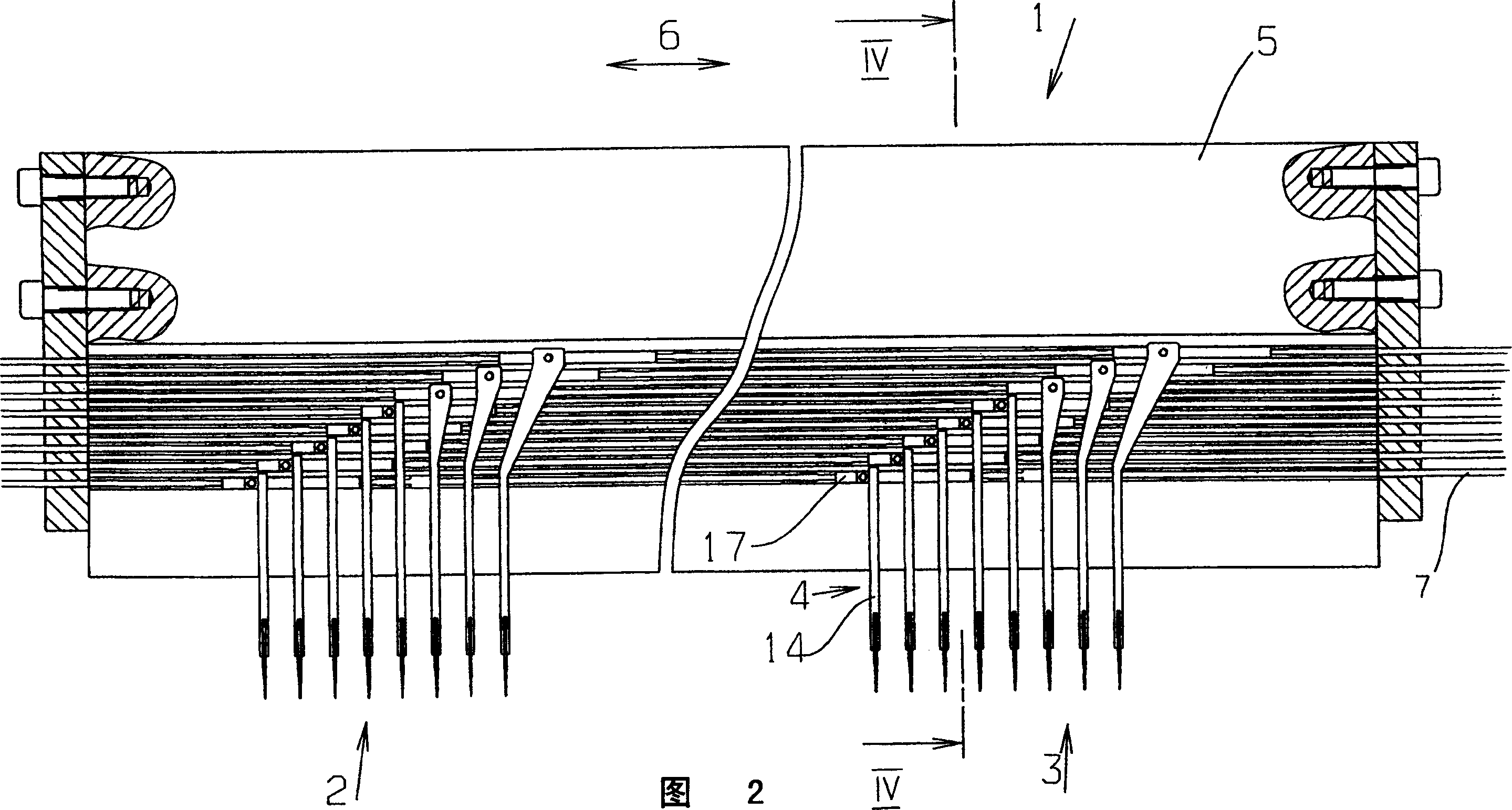 Warp knitting machine with at least one stripping comb