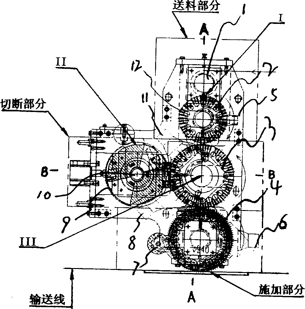 Cutting device and method for T-shaped paper diaper