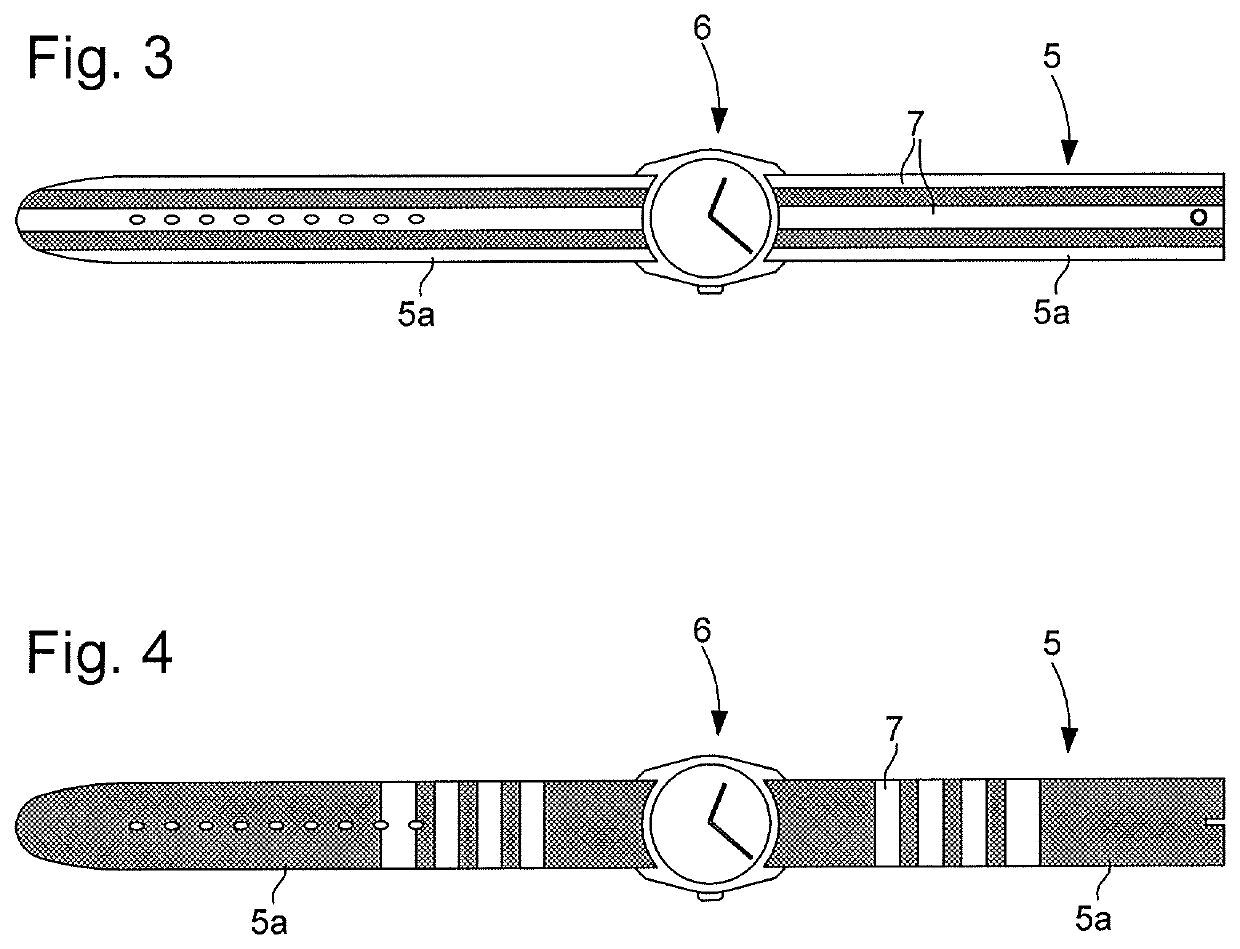 Plastic bracelet and a method of making