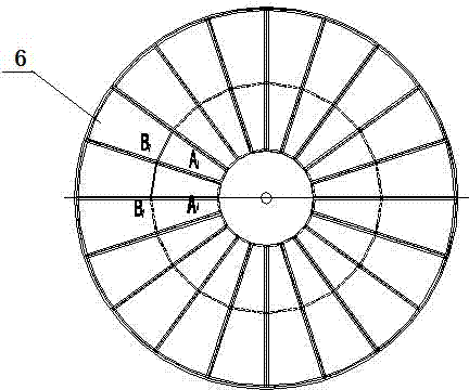 Vibratory discharge silo with central discharge hopper and discharge method