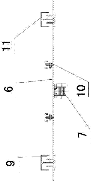 Vibratory discharge silo with central discharge hopper and discharge method