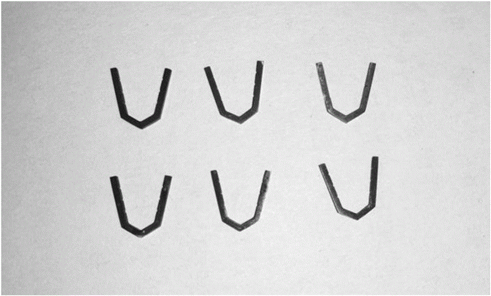 Method for preparing hemostatic clips through surface-passivated degradable magnesium alloy