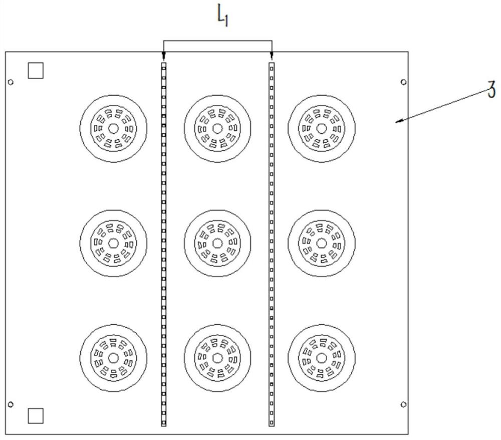 Hydroponic device for uniformly supplementing light under lettuce leaves