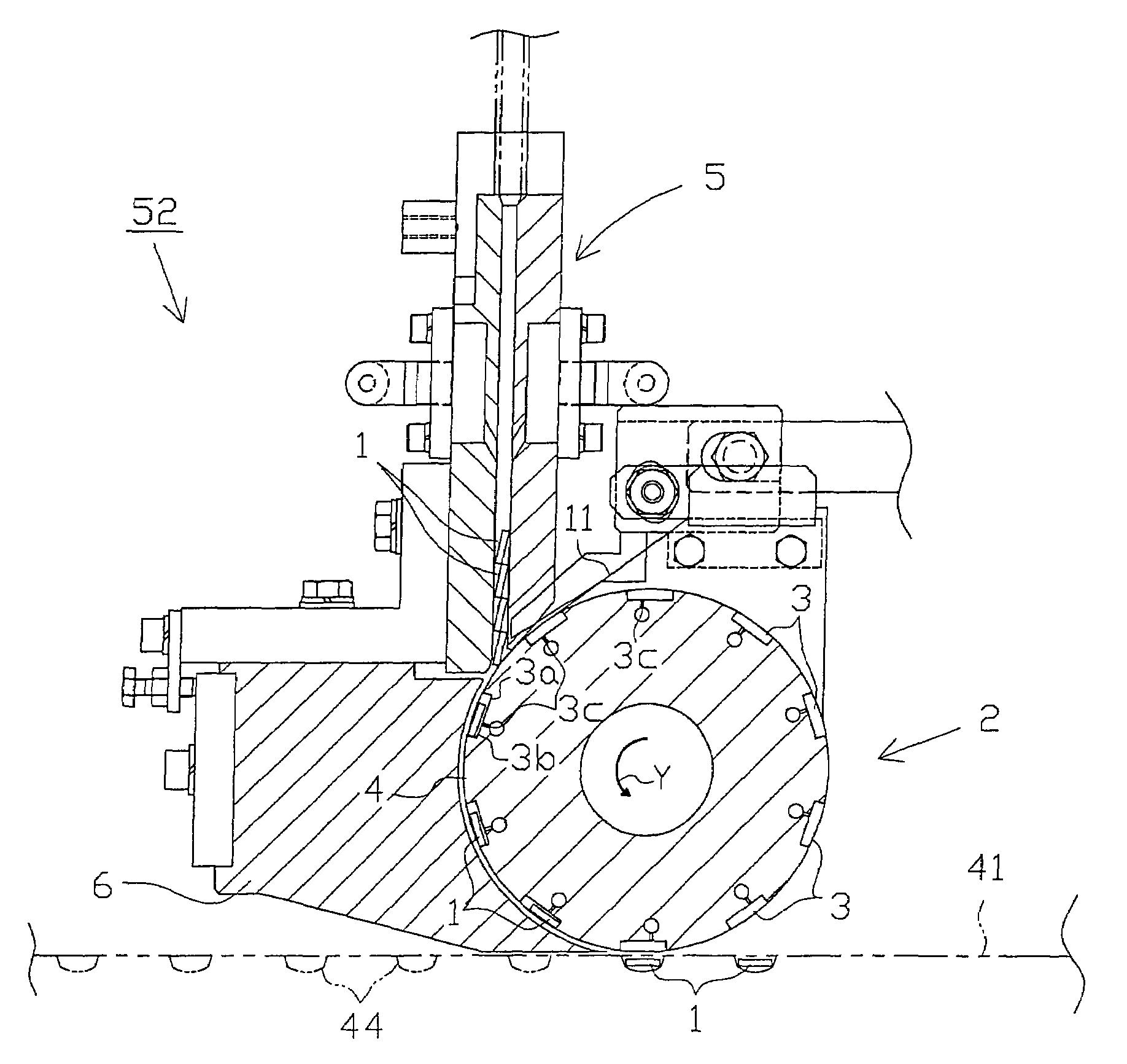 Tablet filling device and PTP packaging machine