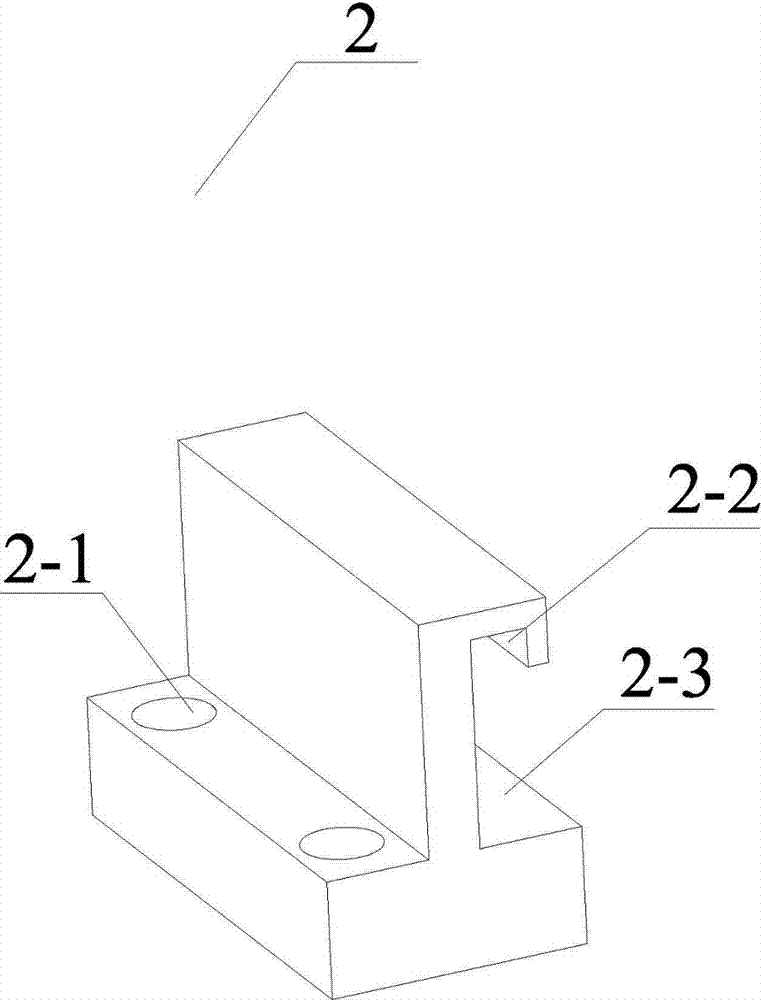 High-precision stick-slip piezoelectric rotating table and driving method thereof