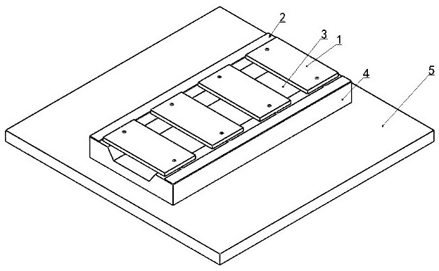 Linear array type pyroelectric infrared detector with heat insulation structure