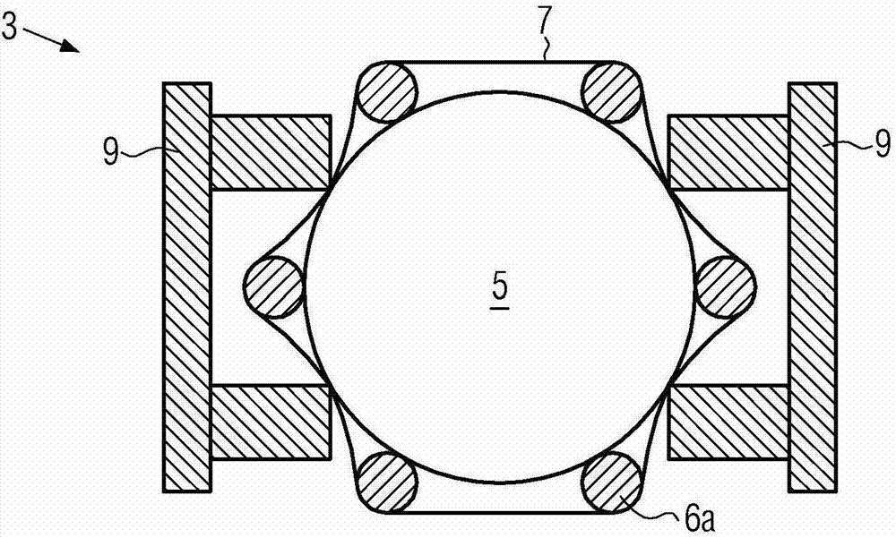 Device and method for labeling containers with label sleeves