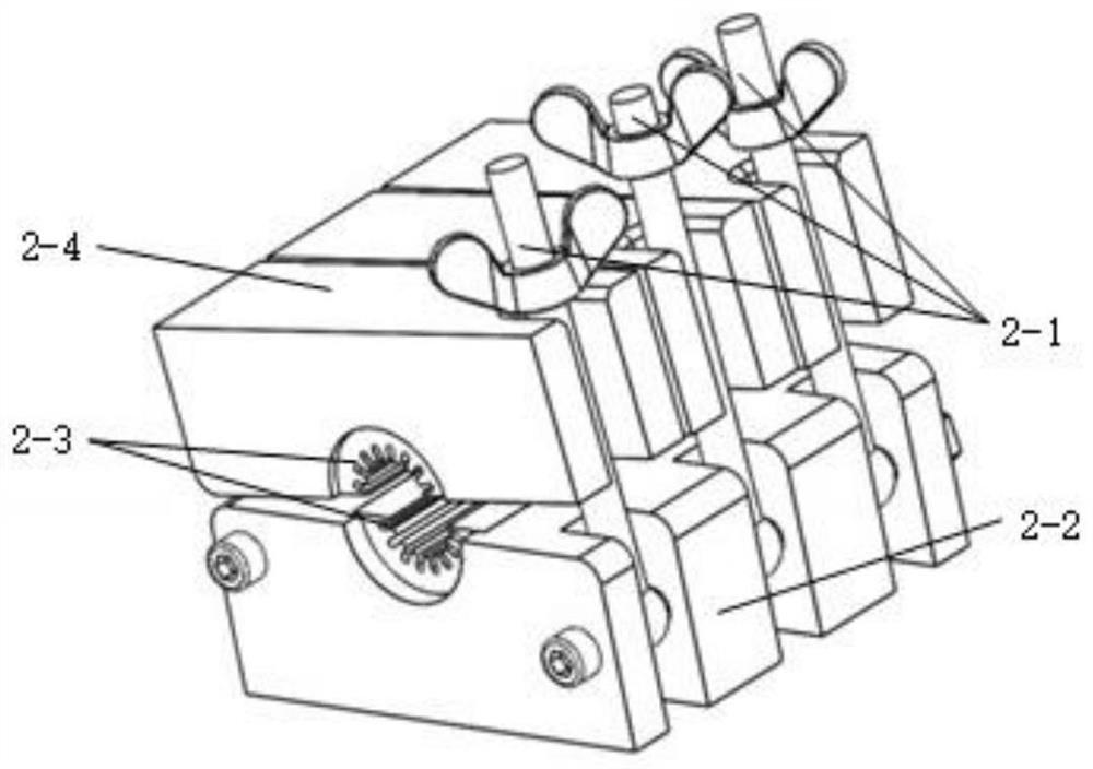 Saw-punching forming preparation device and method for round cancellous bone pieces