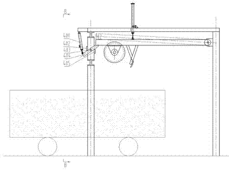 Material leveling and compacting device of compartment