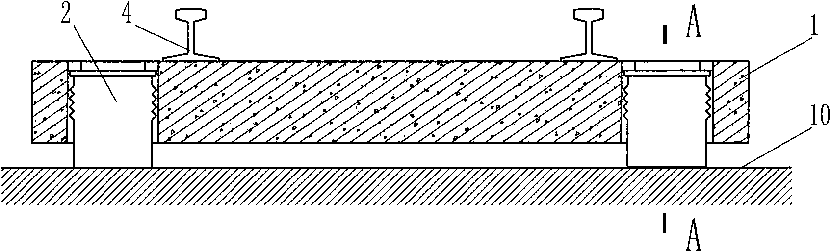 Floating track bed, jacking device and jacking method thereof