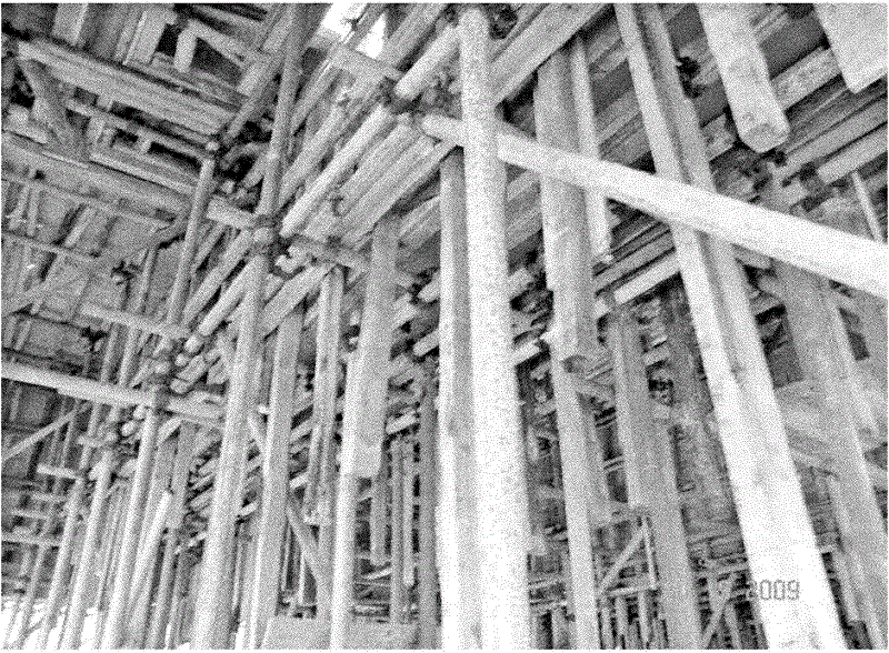 Once molding construction method of beam-type conversion layer of high-rise building by steel pipe supporting and laminated pouring