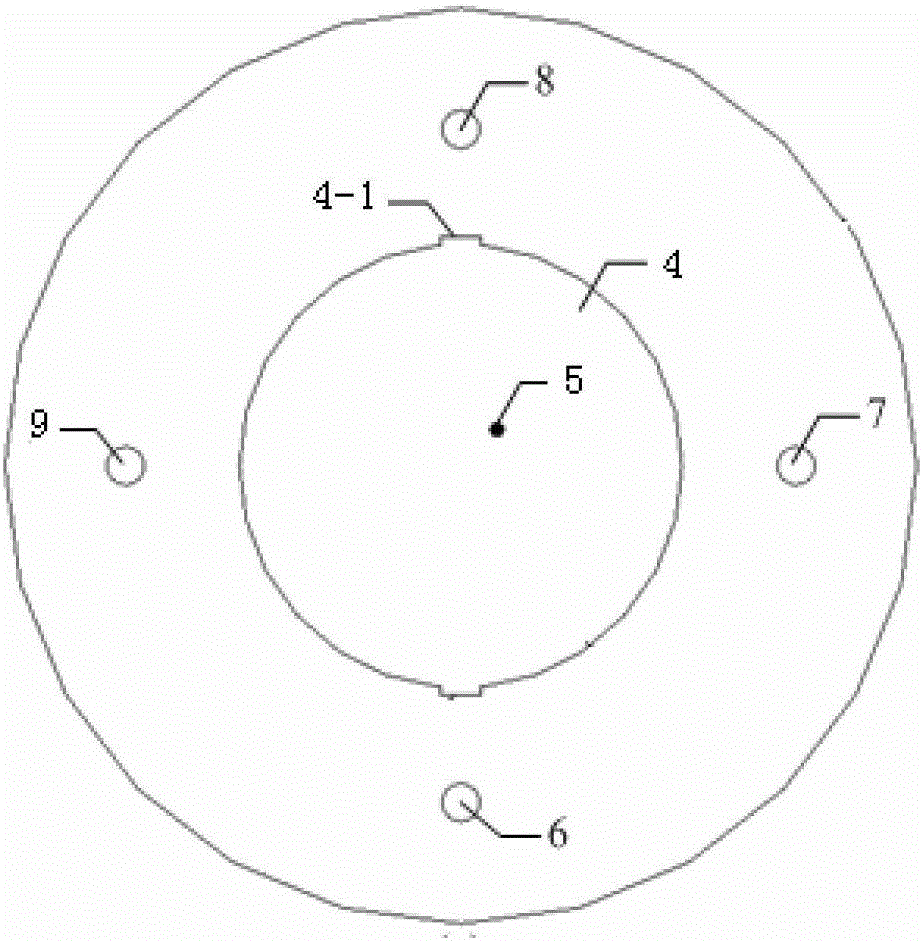 Wide-beam circularly polarized microstrip antenna loaded with parasitic rings