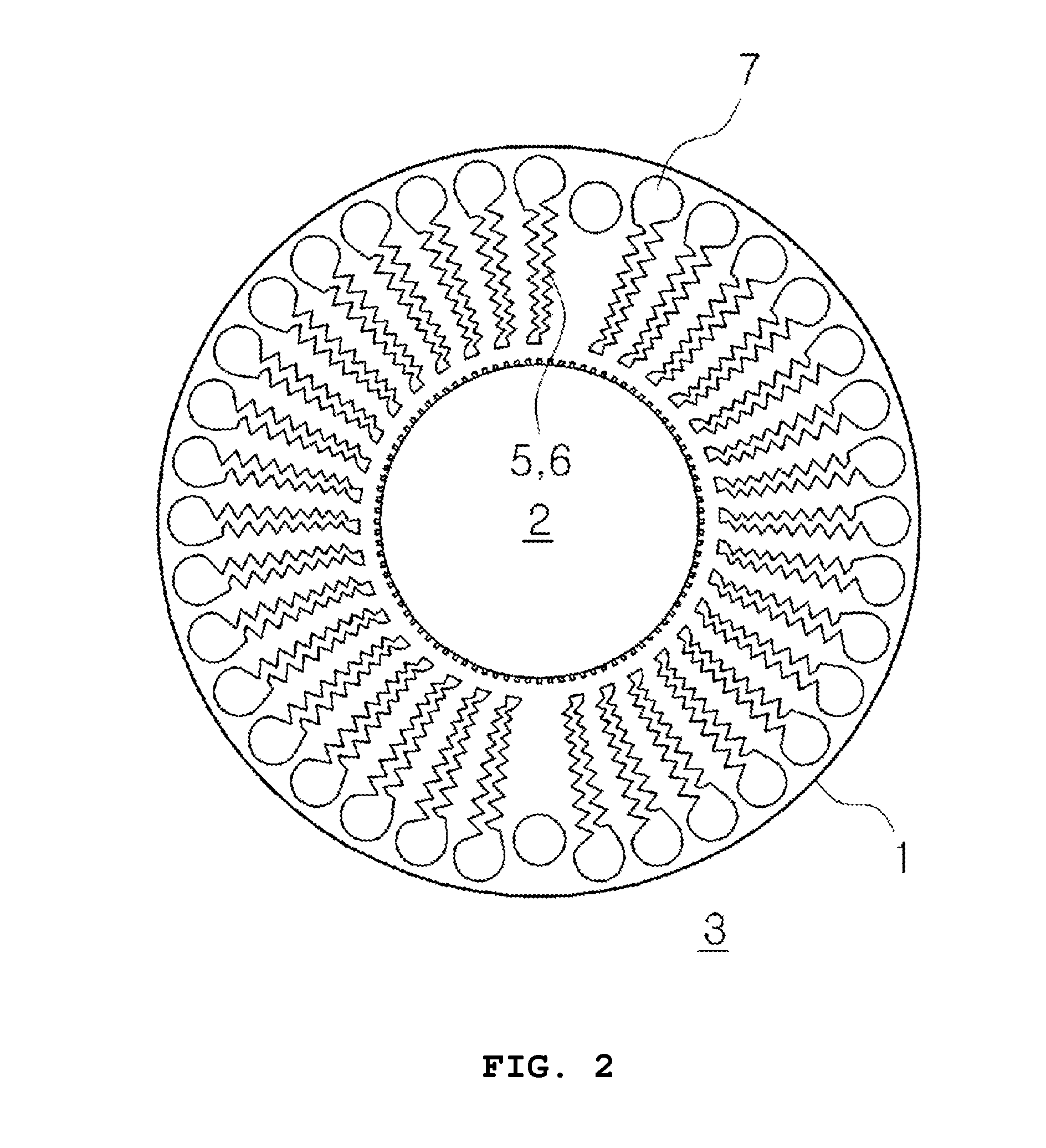 Device for reducing pressure and velocity of flowing fluid