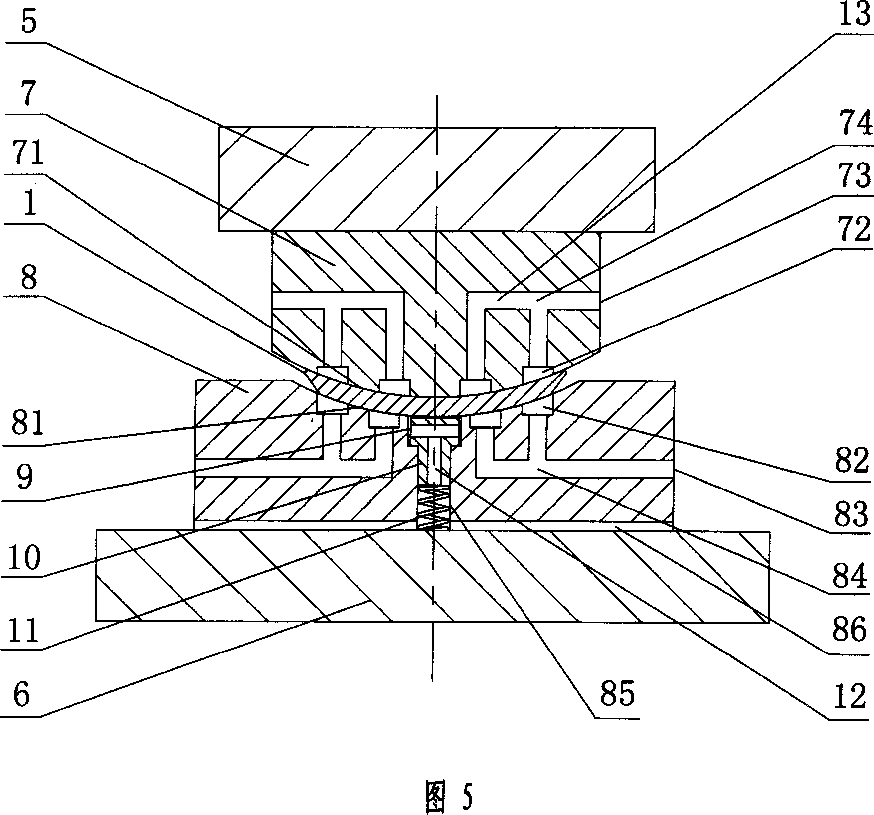 Integral quenching type land leveller blade manufacturing method and quenching die