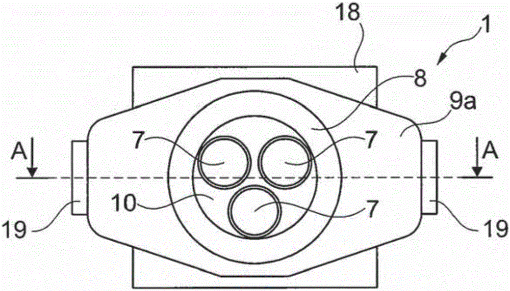 Housing upper part of labyrinth piston compressor and method for cooling same, and labyrinth piston compressor