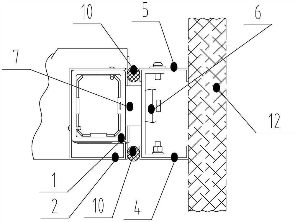 Device and method for insulation between subway platform door end door and equipment wall