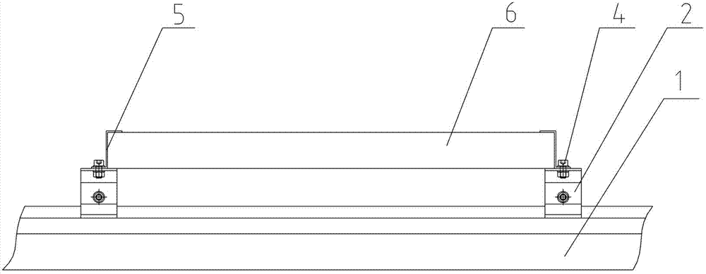 Photovoltaic roof adapting fixture and photovoltaic roof structure with same