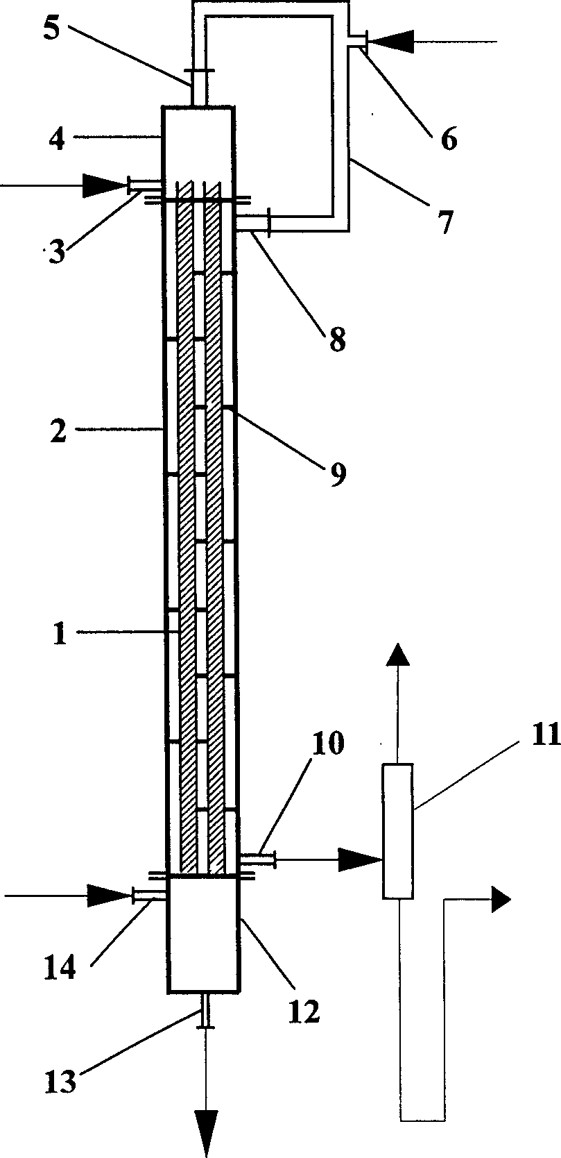 Desalting apparatus and process for seawater or brackish water by moistening-drying