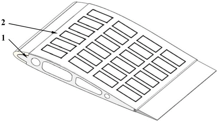 Solar-powered airplane wing and manufacturing method thereof