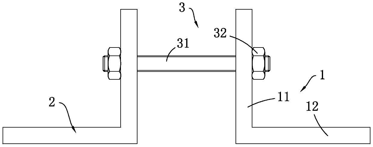 Elevator traction rope clamping device and rope cutting method applying same