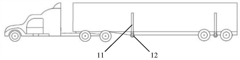 A liquid tank truck rollover support device and its rack elongation control method