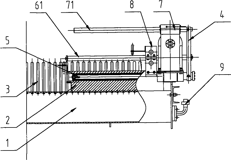 A self-balancing plunger-type upper spraying laminar flow cooling device