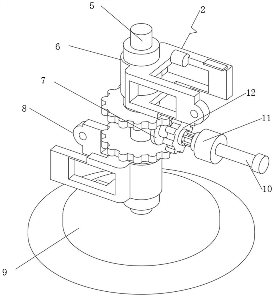 A symmetrical steering adjustment device for machining