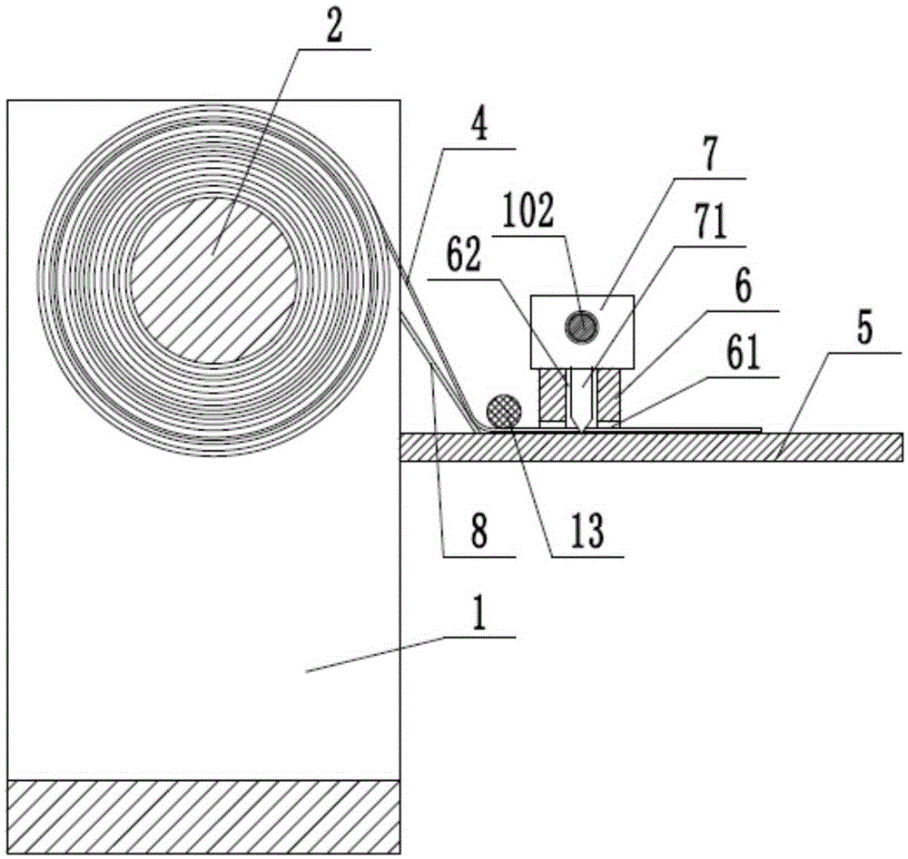 Automatic cutting device for packaging bags