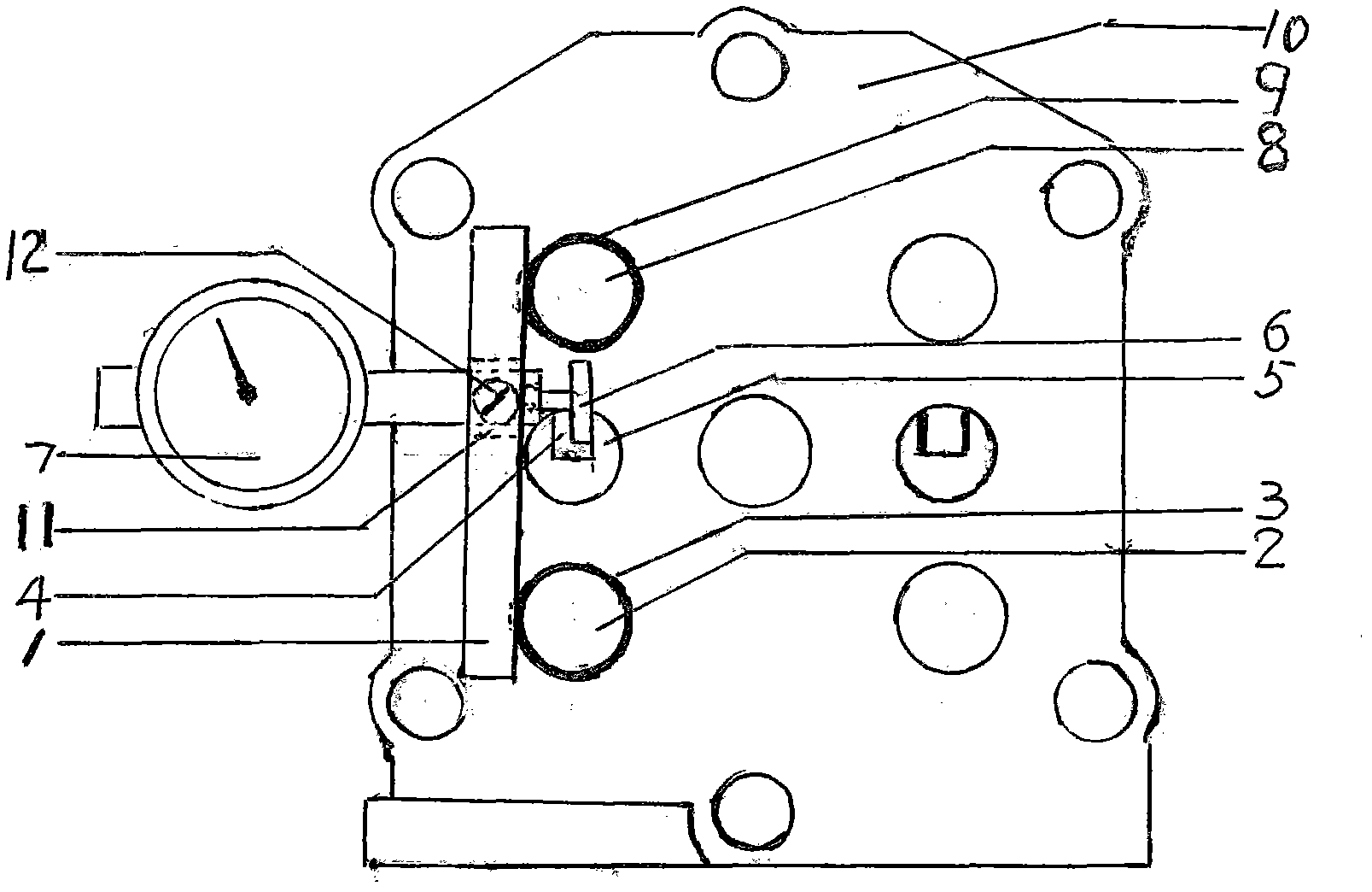 Survey meter for measuring symmetry degree of two sides of guide post key groove relative to axis of valve guide hole of cylinder cover