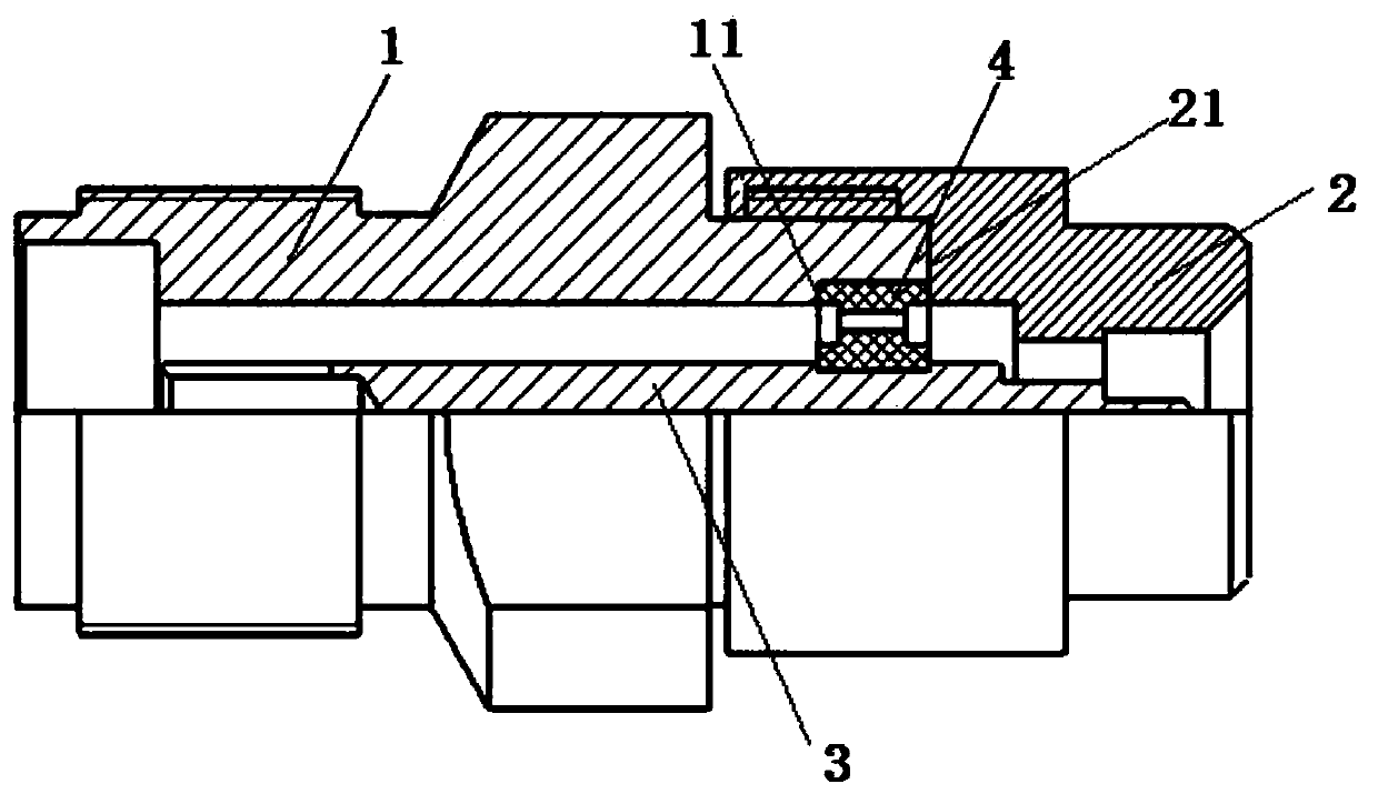 Single-support medium coaxial adapter with capacitive compensation